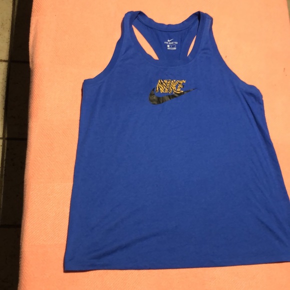 ⬇️⭐️ Women Nike Tee - Picture 3 of 8